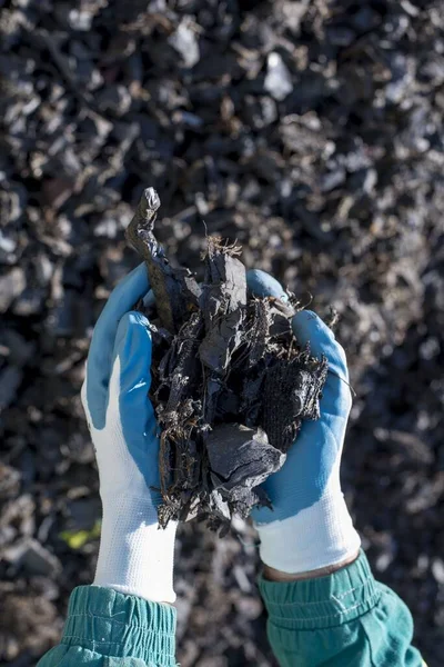 Messa Fuoco Selettiva Una Persona Che Indossa Guanti Con Pneumatici — Foto Stock