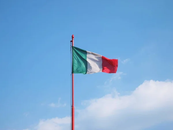 Σημαία Της Ιταλίας Στο Φόντο Του Γαλάζιου Ουρανού — Φωτογραφία Αρχείου