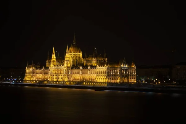 Edifício Parlamento Húngaro Junto Rio Danúbio Capturado Noite — Fotografia de Stock