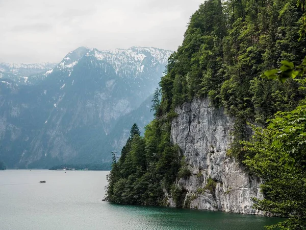 Hermoso Paisaje Lago Rodeado Altas Montañas Rocosas Vegetación Parque Nacional — Foto de Stock