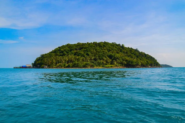 Una Hermosa Vista Una Pequeña Isla Medio Mar Tranquilo —  Fotos de Stock