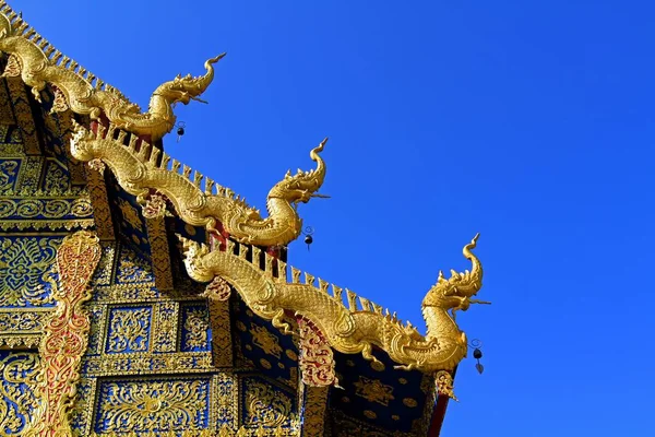 Telhado Decorado Com Dragões Dourados Edifício Arquitetura Asiática — Fotografia de Stock