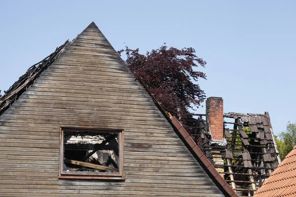 Ruined Chimney Roof Made Tiles Wooden Building Captured Sunny Day — Stock Photo, Image