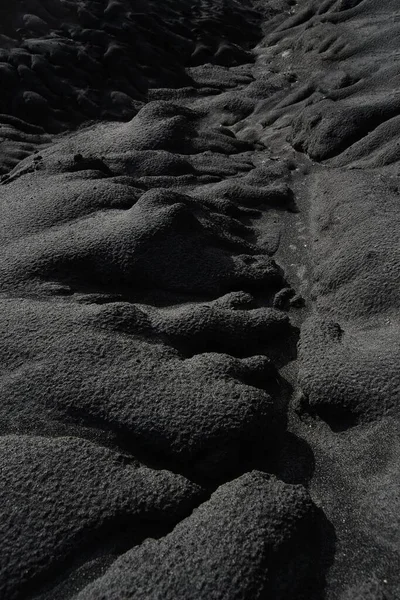 Een Grijswaarden Opname Van Het Zand Onder Lichten Koel Voor — Stockfoto