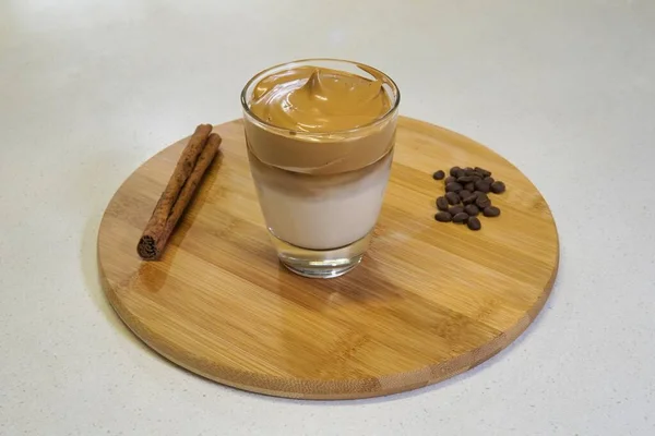 用咖啡豆和肉桂在杯子里倒入咖啡 — 图库照片