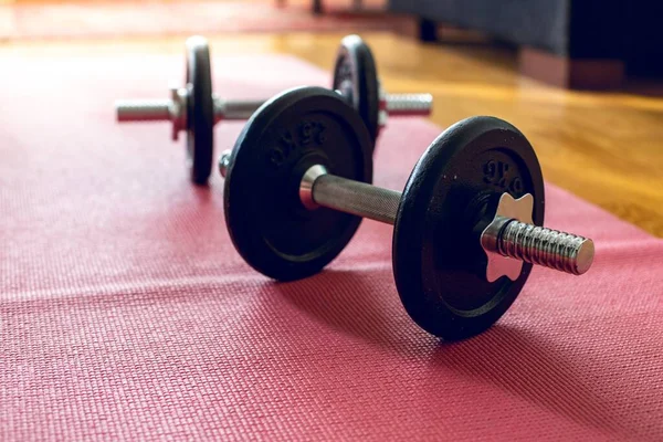 Een Close Shot Van Halters Een Rode Sportschool Matras — Stockfoto