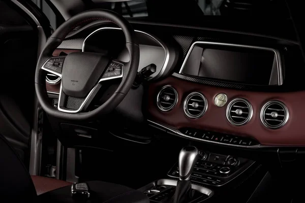 Interno Nuovo Suv Con Volante Pelle Intelligente Sistema Touch Screen — Foto Stock