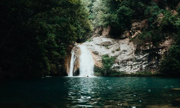 Foto Horizontal Uma Piscina Alta Montanha Com Uma Cachoeira Meio — Fotografia de Stock