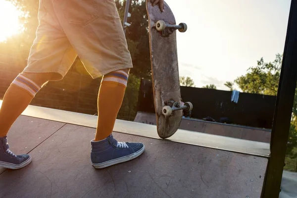 Giovane Skateboard Maschile Parco Circondato Alberi Sotto Luce Del Sole — Foto Stock