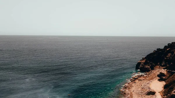 Alto Ángulo Tiro Acantilado Orilla Del Mar Con Fondo Gris — Foto de Stock