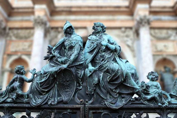 Старая Скульптура Двух Мужчин Ангелов Площади Сан Марко Венеция Италия — стоковое фото