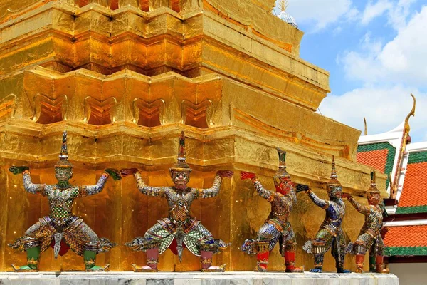 Les Statues Bouddhistes Décorées Pierres Précieuses Dans Temple Asie — Photo