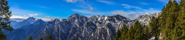 Ein Panoramabild Einer Wunderschönen Landschaft Aus Verschneiten Bergen Einem Sonnigen — Stockfoto