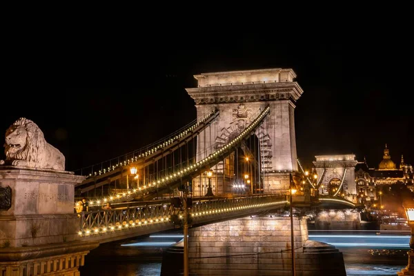 Hipnotyzujący Strzał Szchenyi Chain Bridge Budapest Węgry Nocy — Zdjęcie stockowe