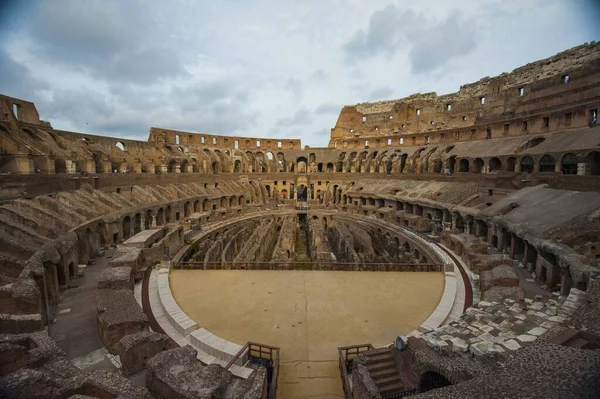 Uma Bela Foto Interior Coliseu Dia Nublado Roma Itália — Fotografia de Stock