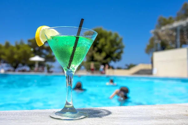 Een Close Van Een Glas Groene Heerlijke Cocktail Vloer Buurt — Stockfoto