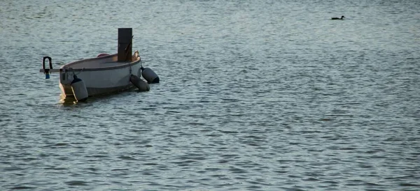 Μια Βάρκα Στο Νερό Κατά Διάρκεια Της Ημέρας — Φωτογραφία Αρχείου