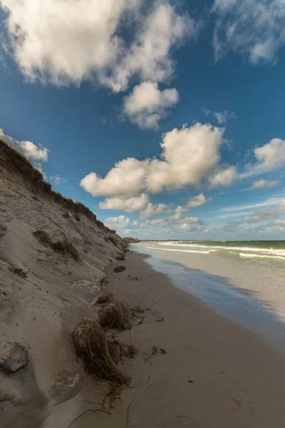 Colpo Ipnotizzante Una Spiaggia Tranquilla Sotto Cielo Blu — Foto Stock