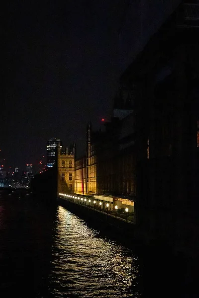 Een Verticaal Shot Van Een Avond Uitzicht Van Thames River — Stockfoto