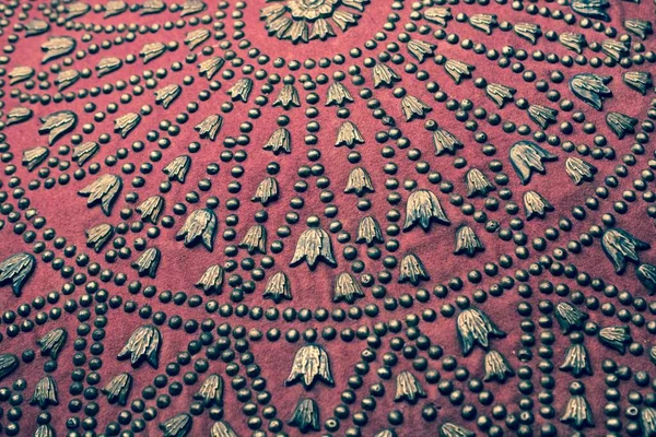 Крупним Планом Знімок Металевих Прикрас Формою Крапок Квітів Червоній Текстурі — стокове фото