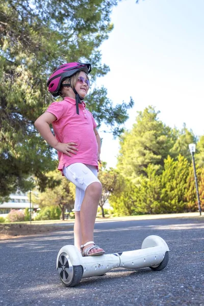 Una Foto Vertical Una Niña Con Casco Rosa Pie Posando —  Fotos de Stock