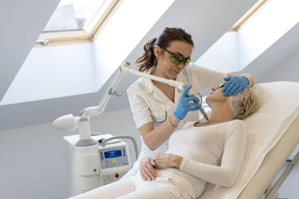 Uma Mulher Meia Idade Recebendo Tratamento Com Laser Ultrassom Centro — Fotografia de Stock