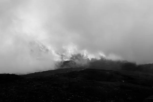 Tiro Escala Grises Montañas Niebla — Foto de Stock