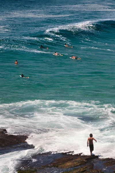 Tiro Vertical Jovem Macho Entrando Mar Para Surfar — Fotografia de Stock