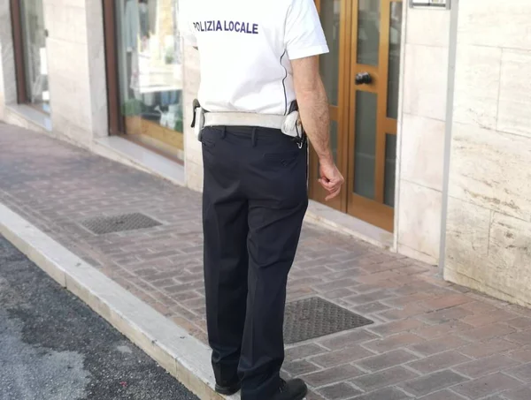 Trafikpolis Bakifrån Står Tegelsten Trottoar — Stockfoto