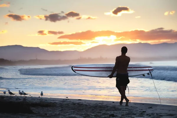 Giovane Uomo Con Una Tavola Surf Che Cammina Sulla Riva — Foto Stock