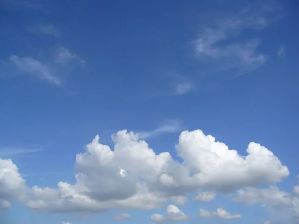 Ένα Όμορφο Τοπίο Υδρατμών Συμπυκνώνεται Σύννεφα Ένα Γαλάζιο Ουρανό — Φωτογραφία Αρχείου