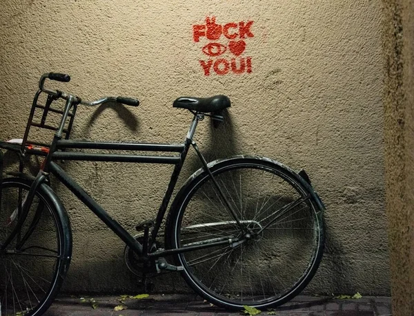 アムステルダム オランダ 2018年12月07日 アムステルダムの自転車は 卑猥な言葉でイメージを持つ裏通り — ストック写真