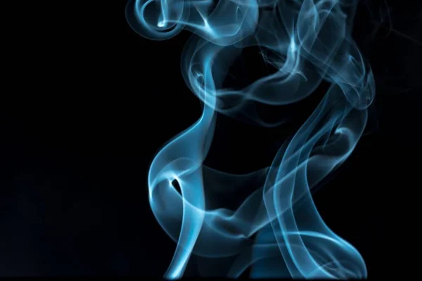 Krásná Zblízka Záběr Modrého Kouře Černém Abstraktním Pozadí — Stock fotografie