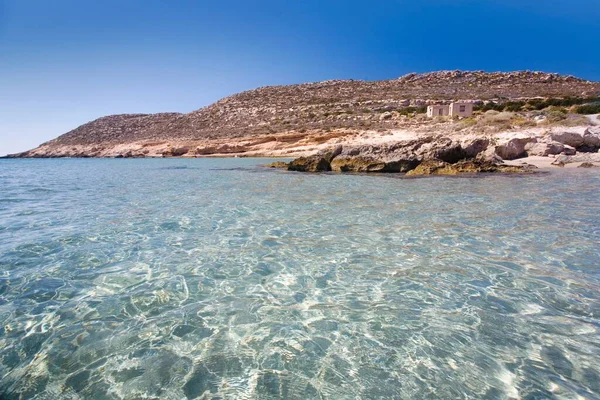 晴れた日にギリシャのクレタ島の澄んだ海と丘の美しい景色 — ストック写真