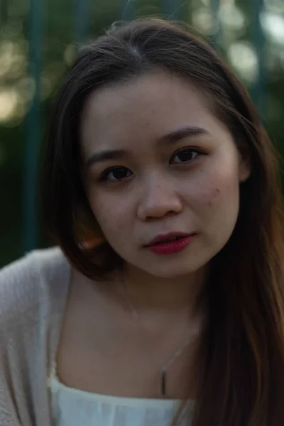 Çekici Bir Asyalı Genç Kadının Portresi Uzun Saçlı Beyaz Bir — Stok fotoğraf