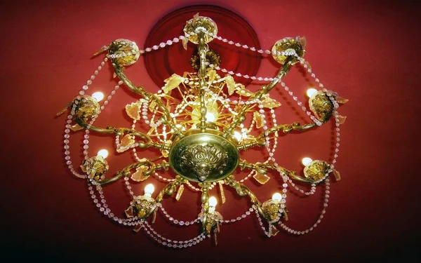 Vue Angle Bas Lustre Traditionnel Cuivre Dans Plafond Rouge — Photo