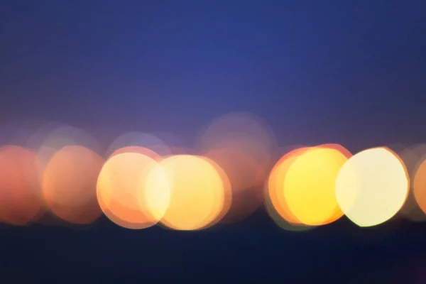夜晚明亮的五彩斑斓的城市灯光产生了防波堤的效果 对抽象的背景很好 — 图库照片