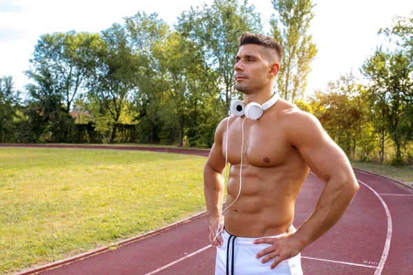 Atleta Caucásico Musculoso Sin Camisa Parque —  Fotos de Stock