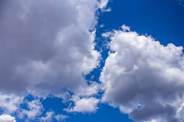Awan Cumulus Musim Semi Putih Melawan Langit Biru — Stok Foto