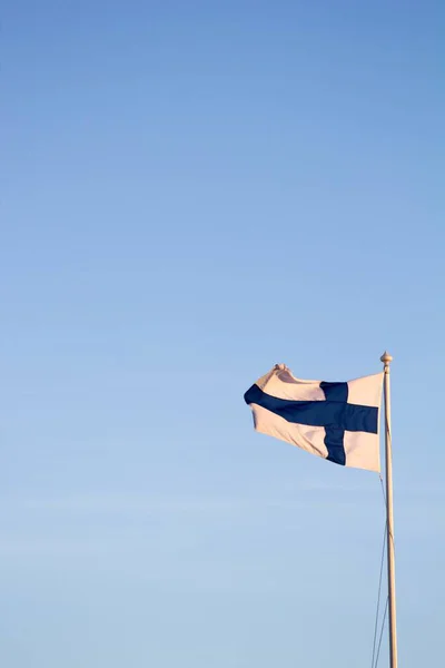 Bandera Ondeante Finlandia Bajo Cielo Azul Claro —  Fotos de Stock