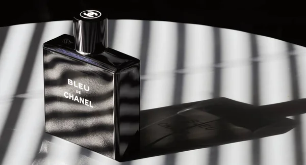 Gravesend Verenigd Koninkrijk Apr 2020 Black Witte Chanel Mens Bottle — Stockfoto