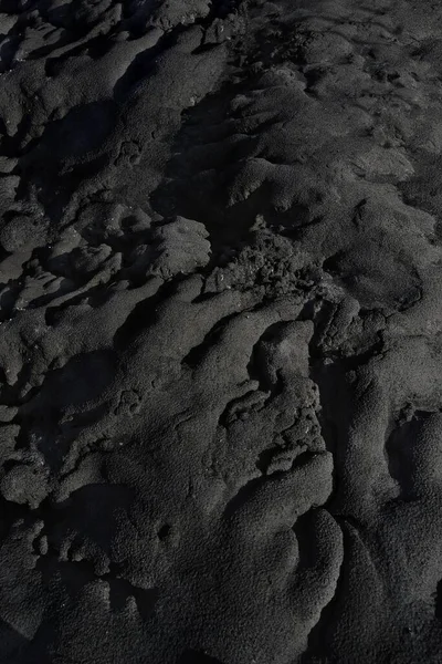 Een Grijswaarden Opname Van Het Zand Onder Lichten Koel Voor — Stockfoto