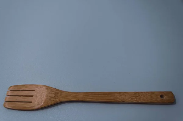 Uma Ferramenta Cozinha Madeira Com Cortes Uma Mesa Branca — Fotografia de Stock