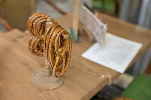 Close Pretzels Tradicionais Pendurados Postes Madeira Servidos Restaurante — Fotografia de Stock