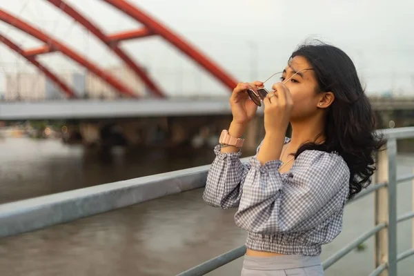Çekici Bir Asyalı Kadının Köprüde Durduğu Yakın Plan Bir Fotoğraf — Stok fotoğraf