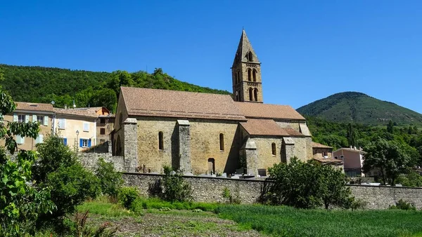 Krásný Záběr Vesnického Kostela Banon Francie — Stock fotografie
