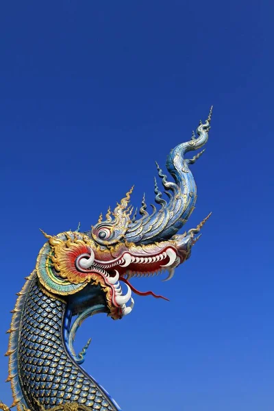 Colpo Verticale Una Statua Del Drago Wat Rong Seur Ten — Foto Stock