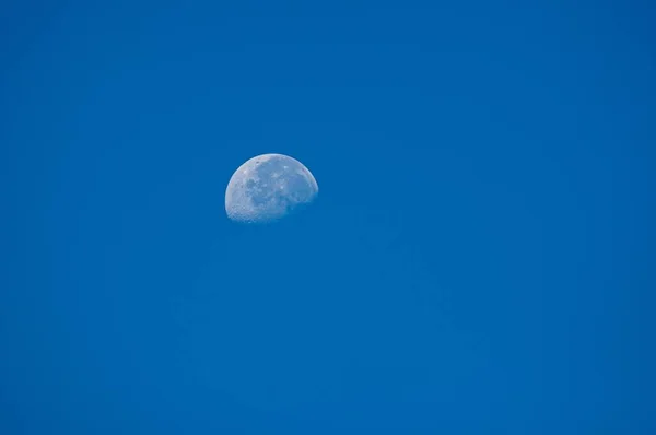 Primo Piano Mezza Luna Durante Giorno Con Sfondo Cielo Blu — Foto Stock