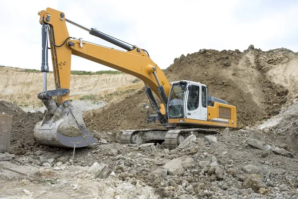 Uma Escavadora Esteiras Trabalhando Novo Canteiro Obras — Fotografia de Stock