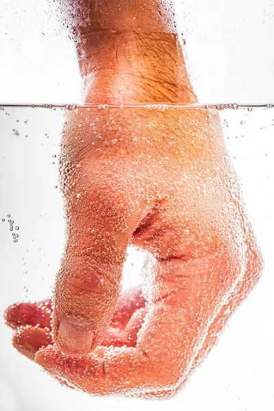 Tiro Vertical Uma Mão Submersa Água Com Gás Isolado Fundo — Fotografia de Stock